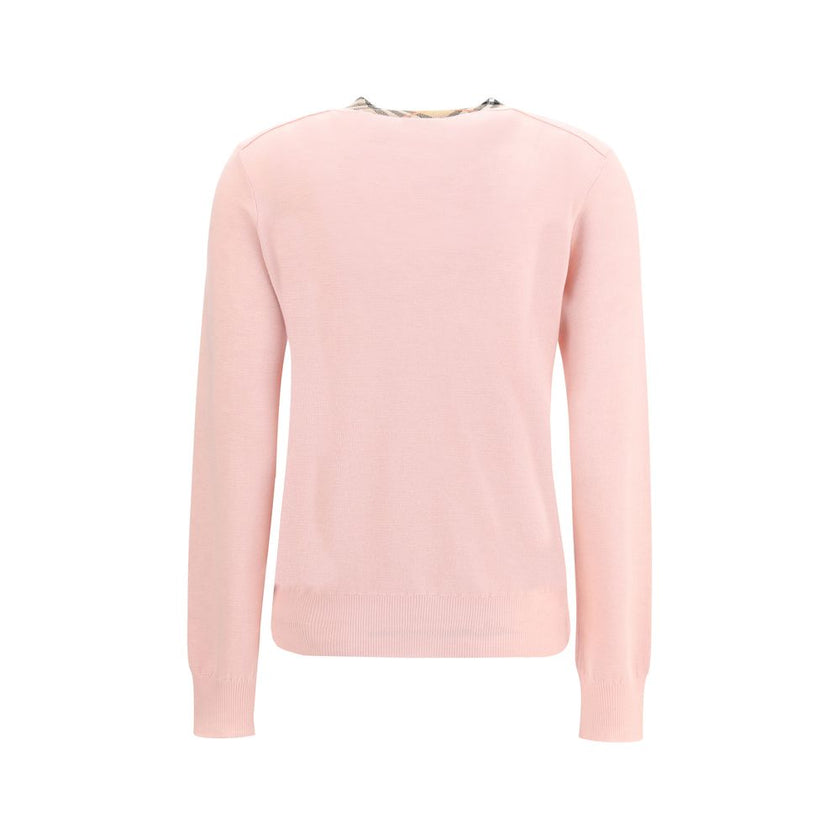 Check collar wool CardiganBurberry’s wool cardigan combines classic elegance with iconic details. Featuring a front button closure, it features a knitted collar and flap with the brand’s signature Check pattern. Ribbed trims complete the design, giving th