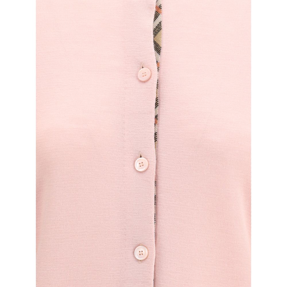 Check collar wool CardiganBurberry’s wool cardigan combines classic elegance with iconic details. Featuring a front button closure, it features a knitted collar and flap with the brand’s signature Check pattern. Ribbed trims complete the design, giving th