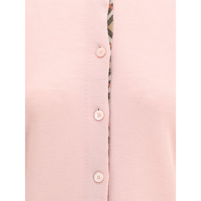 Check collar wool CardiganBurberry’s wool cardigan combines classic elegance with iconic details. Featuring a front button closure, it features a knitted collar and flap with the brand’s signature Check pattern. Ribbed trims complete the design, giving th