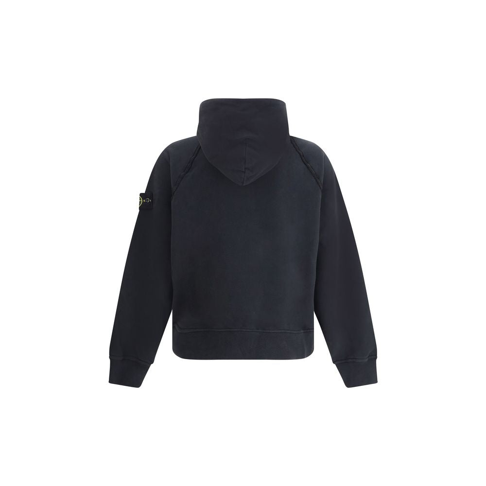 Cotton HoodieStone Island’s Hoodie combines comfort and urban style in a versatile garment. The adjustable drawstring hood allows for a customized fit, while the iconic logo patch on the left sleeve adds a distinctive and recognizable detail. Ribbed cuffs