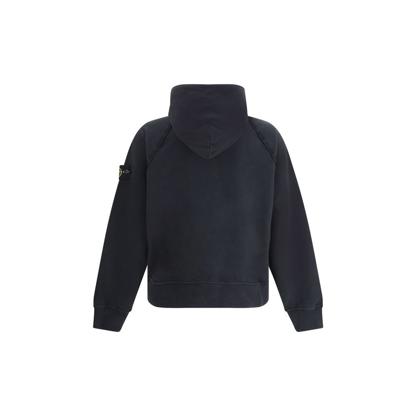 Cotton HoodieStone Island’s Hoodie combines comfort and urban style in a versatile garment. The adjustable drawstring hood allows for a customized fit, while the iconic logo patch on the left sleeve adds a distinctive and recognizable detail. Ribbed cuffs