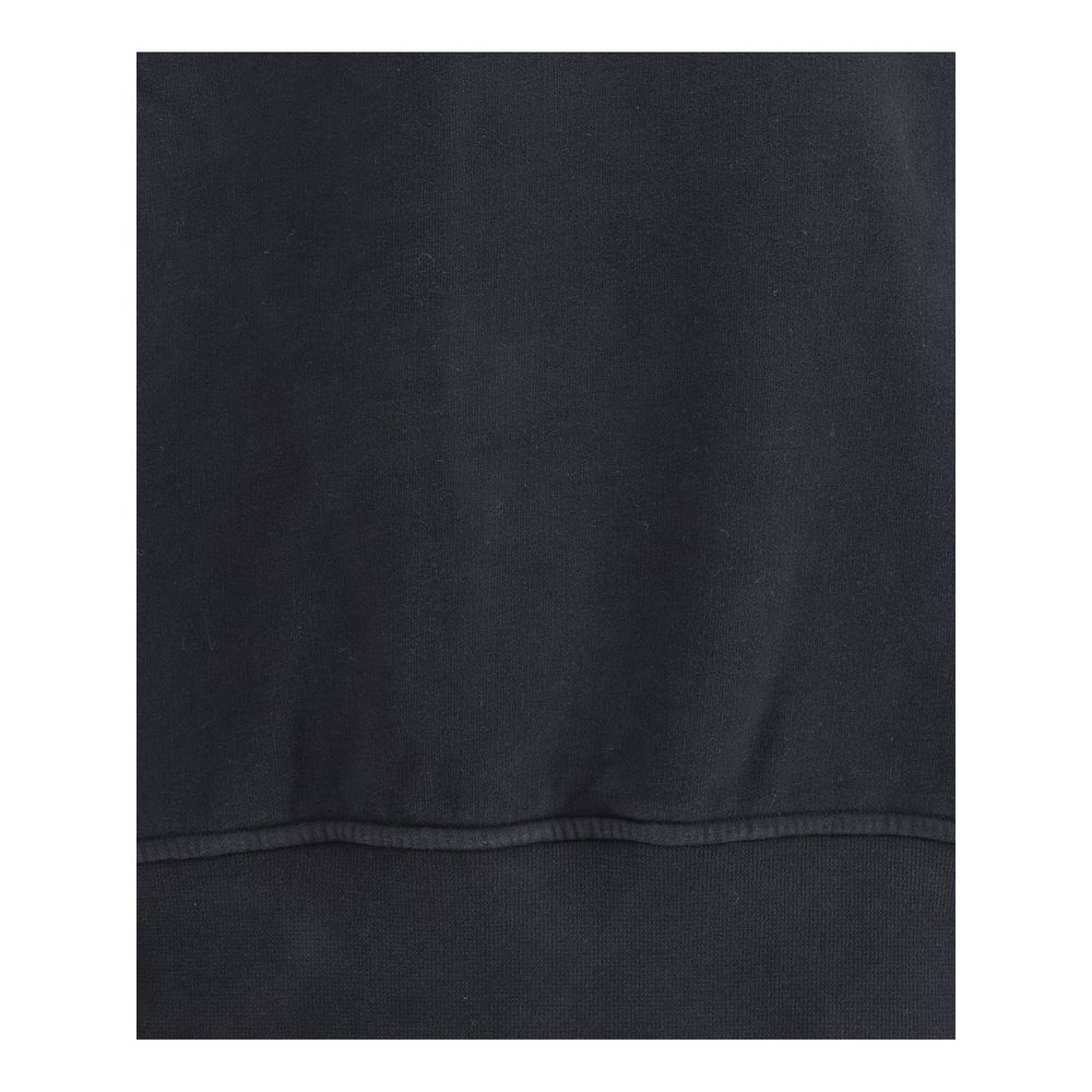 Cotton HoodieStone Island’s Hoodie combines comfort and urban style in a versatile garment. The adjustable drawstring hood allows for a customized fit, while the iconic logo patch on the left sleeve adds a distinctive and recognizable detail. Ribbed cuffs