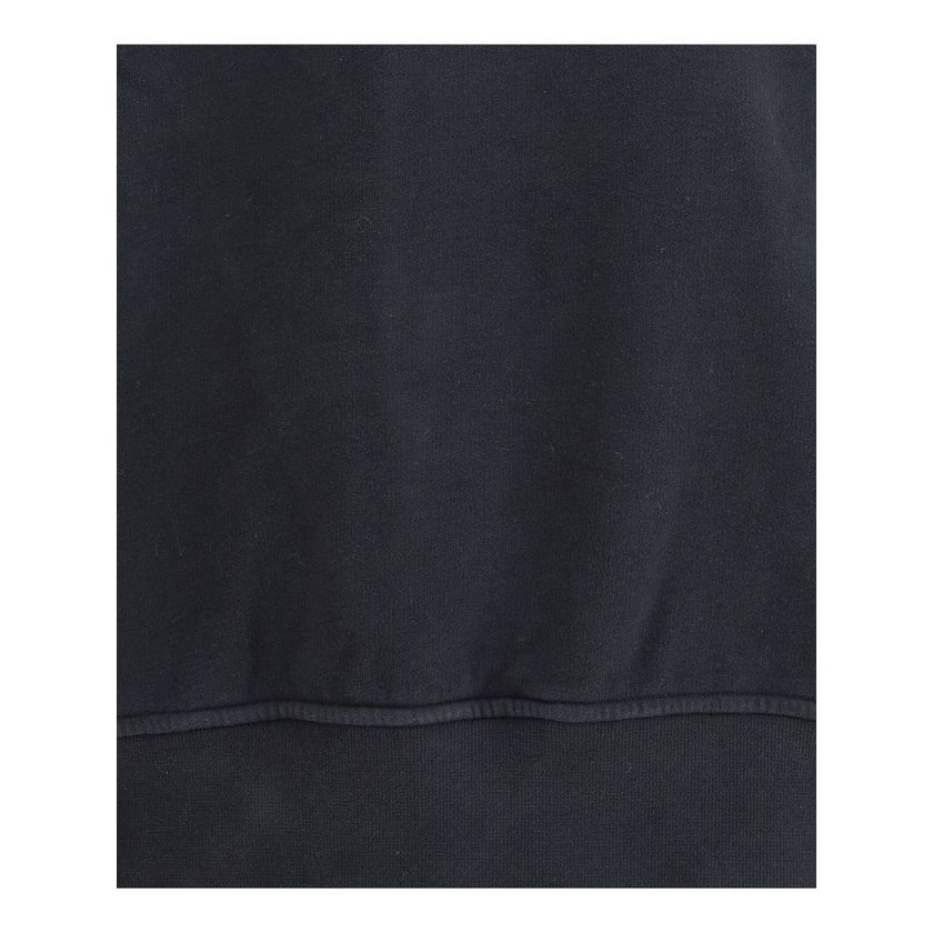 Cotton HoodieStone Island’s Hoodie combines comfort and urban style in a versatile garment. The adjustable drawstring hood allows for a customized fit, while the iconic logo patch on the left sleeve adds a distinctive and recognizable detail. Ribbed cuffs