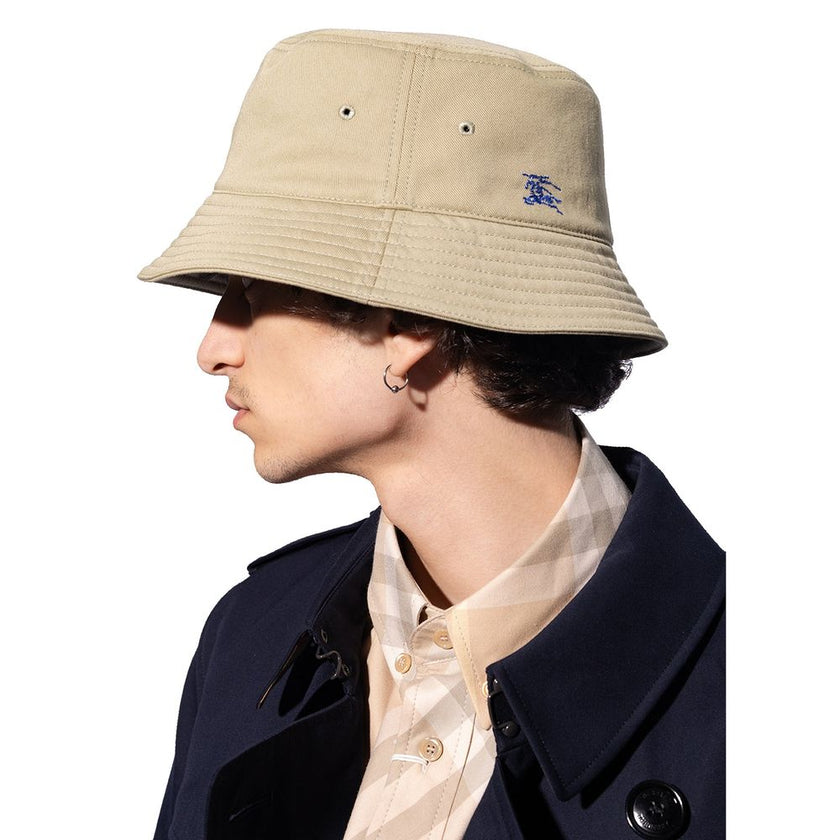 Green Cotton Cap (Baseball Hat)Description: – Composition: 100% Cotton – Contrasting Pegaso embroidery at the front – Flat crown – Low wide brim – Tone-on-tone stitching – Signature Equestrian Knight motif – Made in United Kingdom – Gender: MEN –Green Cot