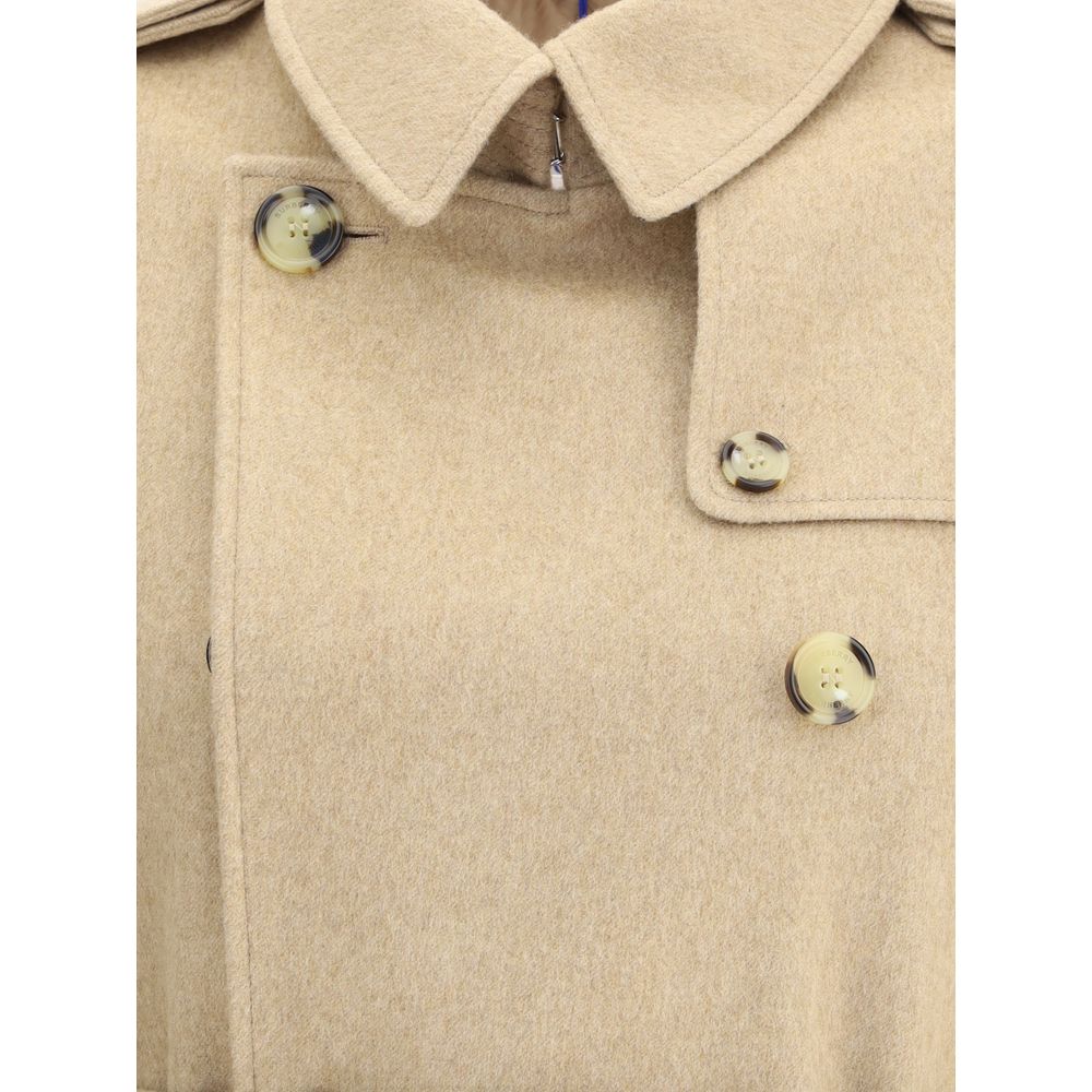 Beige Cashmere CoatBurberry’s Kensington midi Coat is an icon of British elegance reinterpreted in fine cashmere. Featuring a double-breasted button-fastening silhouette, it has a hook-and-eye collar, structured epaulettes and a figure-flattering waistban