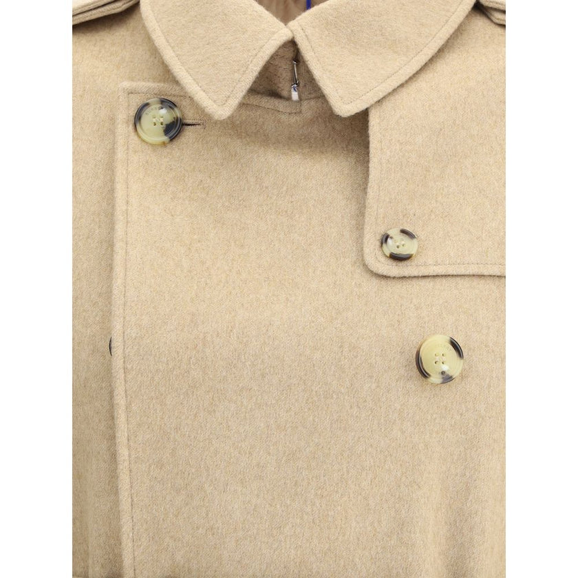 Beige Cashmere CoatBurberry’s Kensington midi Coat is an icon of British elegance reinterpreted in fine cashmere. Featuring a double-breasted button-fastening silhouette, it has a hook-and-eye collar, structured epaulettes and a figure-flattering waistban