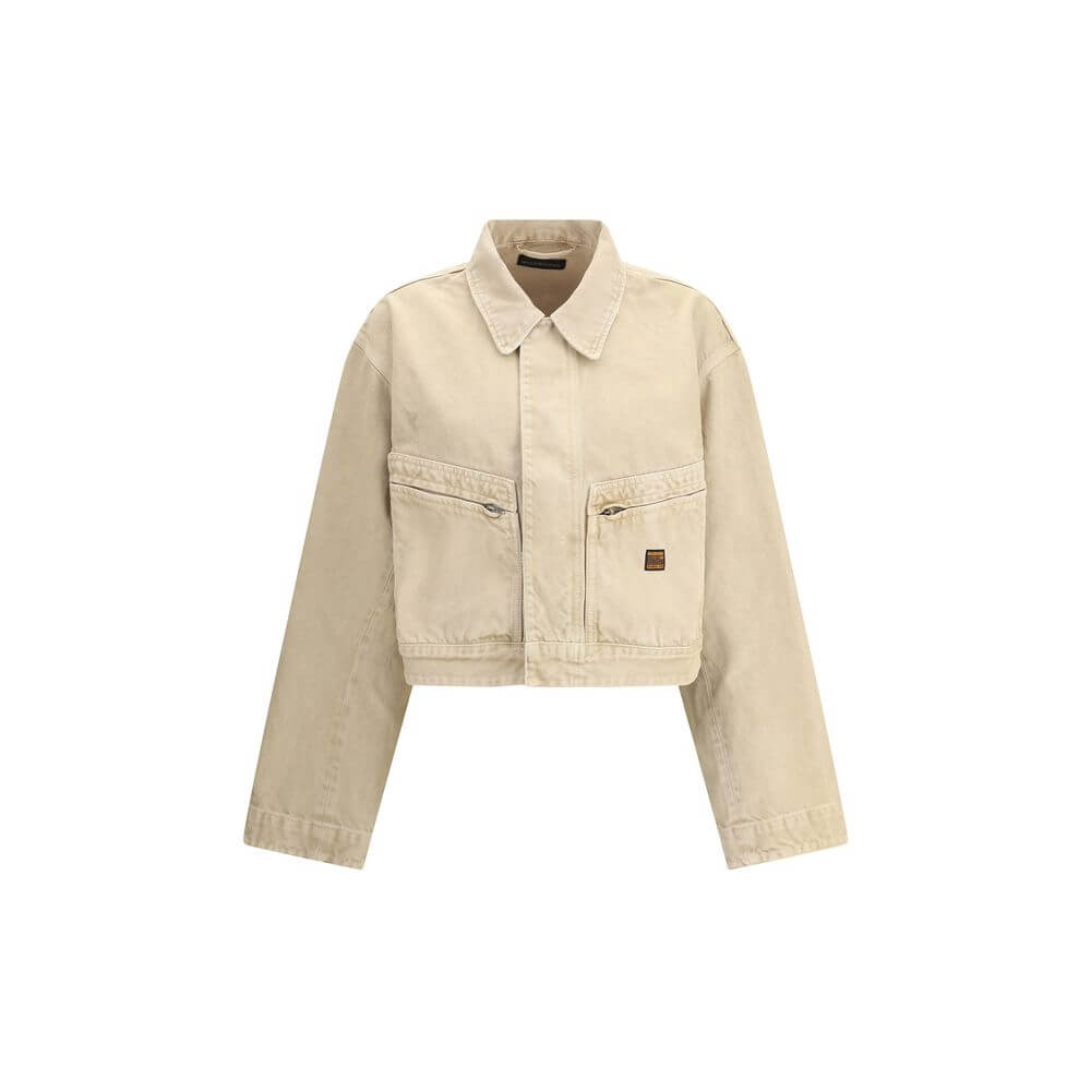 Beige Cotton Denim JacketBalenciaga’s Workwear crop Jacket reinterprets workwear with a modern and sophisticated twist. Featuring a classic collar, zipper front closure and snaps, it has two zippered patch pockets and a mini logo patch on the front. The w