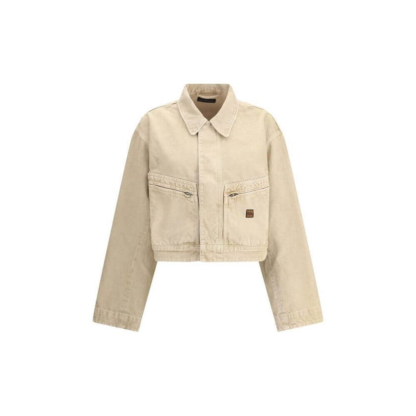 Beige Cotton Denim JacketBalenciaga’s Workwear crop Jacket reinterprets workwear with a modern and sophisticated twist. Featuring a classic collar, zipper front closure and snaps, it has two zippered patch pockets and a mini logo patch on the front. The w