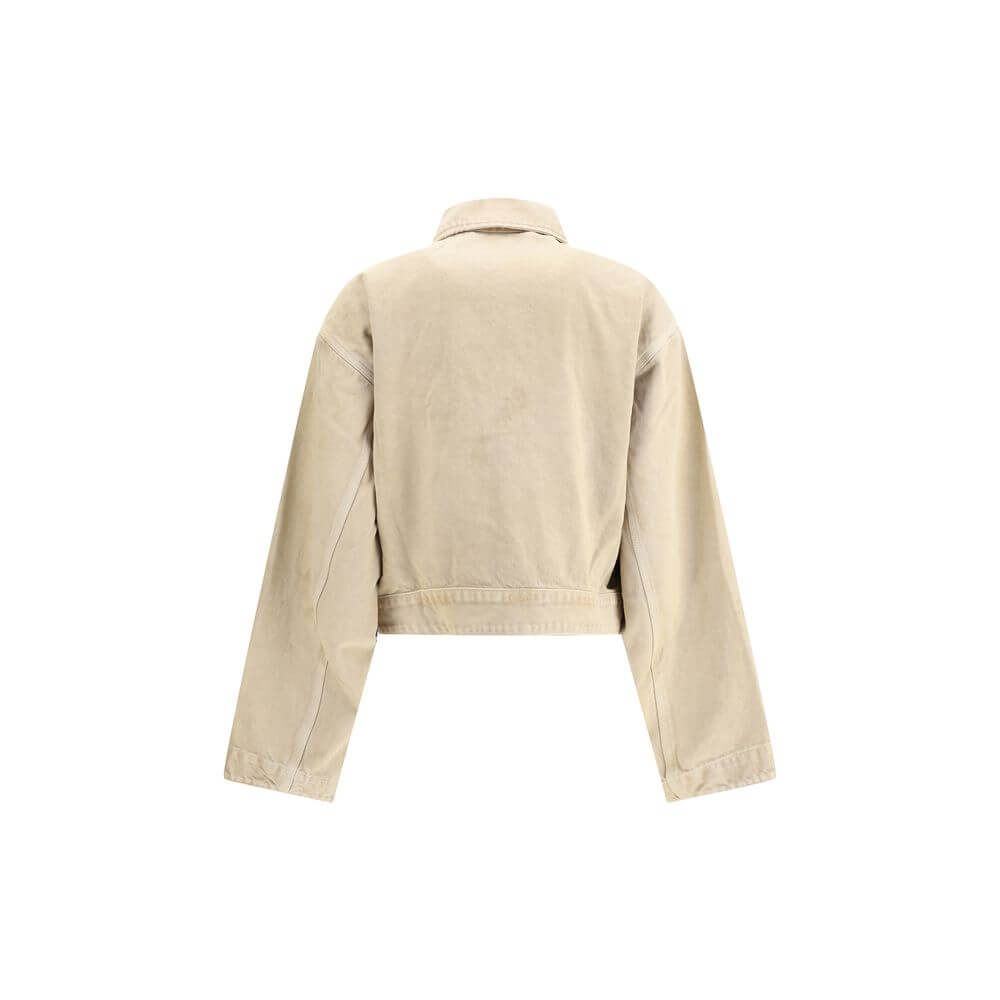 Beige Cotton Denim JacketBalenciaga’s Workwear crop Jacket reinterprets workwear with a modern and sophisticated twist. Featuring a classic collar, zipper front closure and snaps, it has two zippered patch pockets and a mini logo patch on the front. The w