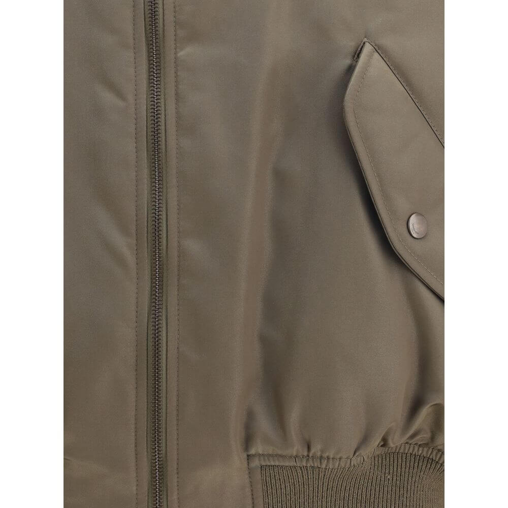 Bicolor Polyamide BomberSaint Laurent’s oversized bomber Jacket is made of water-repellent recycled polyamide, perfect for an urban and functional look. Featuring a front zipper closure, it has two slanted flap and snap pockets, a zippered sleeve pocket a