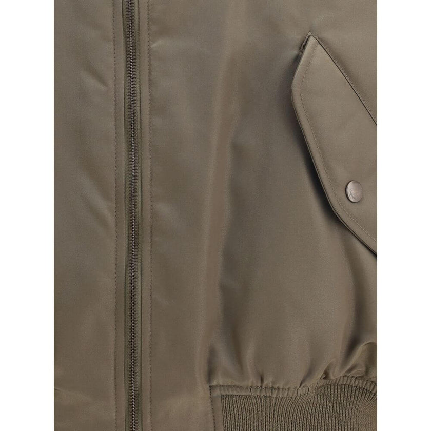 Bicolor Polyamide BomberSaint Laurent’s oversized bomber Jacket is made of water-repellent recycled polyamide, perfect for an urban and functional look. Featuring a front zipper closure, it has two slanted flap and snap pockets, a zippered sleeve pocket a