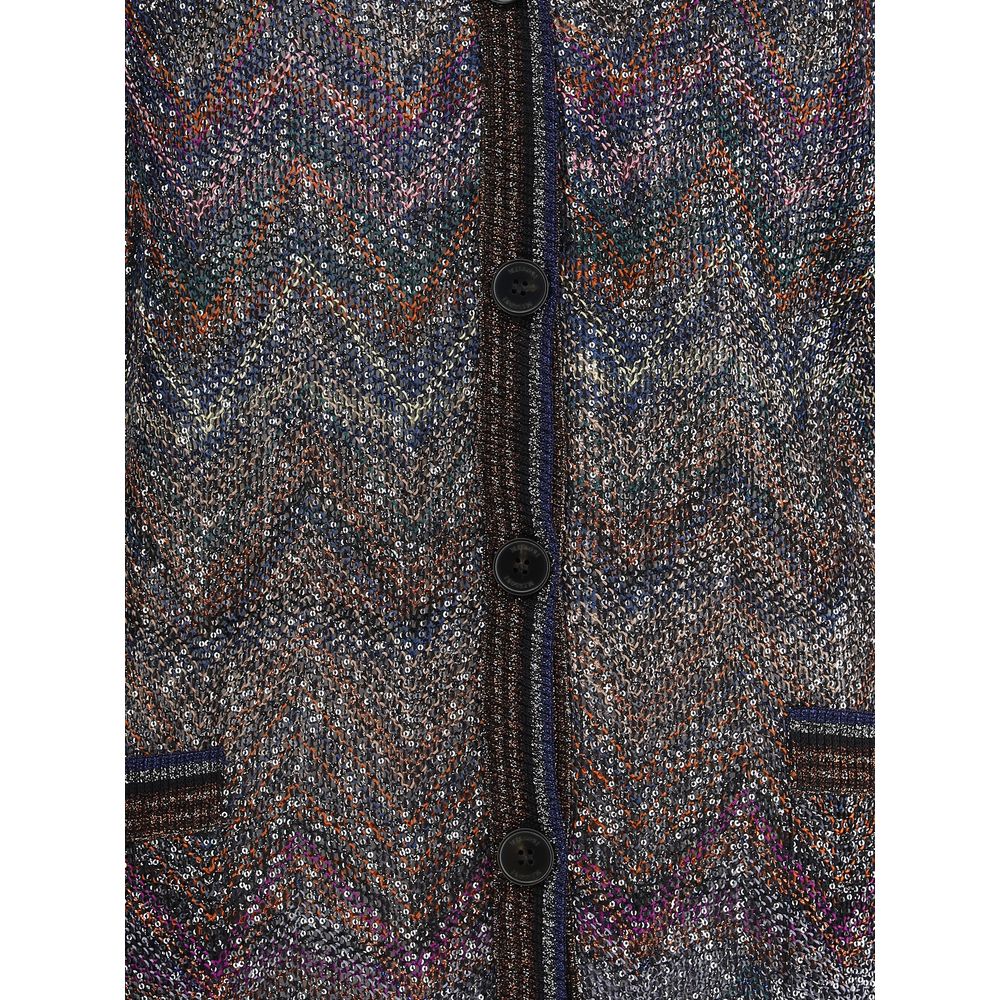 Caperdoni Buttoned CardiganMissoni’s zig zag-patterned oversized cardigan is a wrap-around, coveted piece made with Caperdoni’s exclusive loom work. Featuring a V-neckline, button closure and practical front pockets, it is embellished with the Maison’s ic
