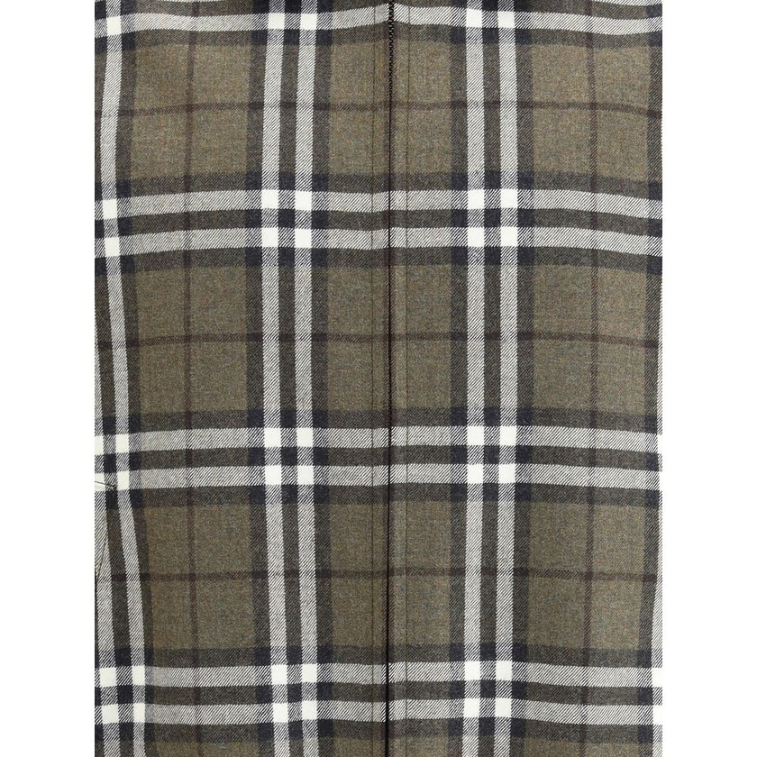 Green Wool BomberBurberry’s check pattern wool Harrington Jacket is a sophisticated interpretation of a timeless classic. Made of wool with the house’s unmistakable check pattern, it features a double-slider zipper closure, side welt pockets with snap but