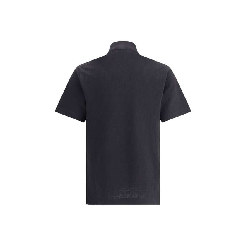 Black Cotton Polo ShirtFendi’s cotton polo Shirt is a distinctive garment that combines elegance and brand identity. Made of soft cotton, it features a classic ribbed collar and tone-on-tone buttons on the front. The all-over repeated FF jacquard print gi