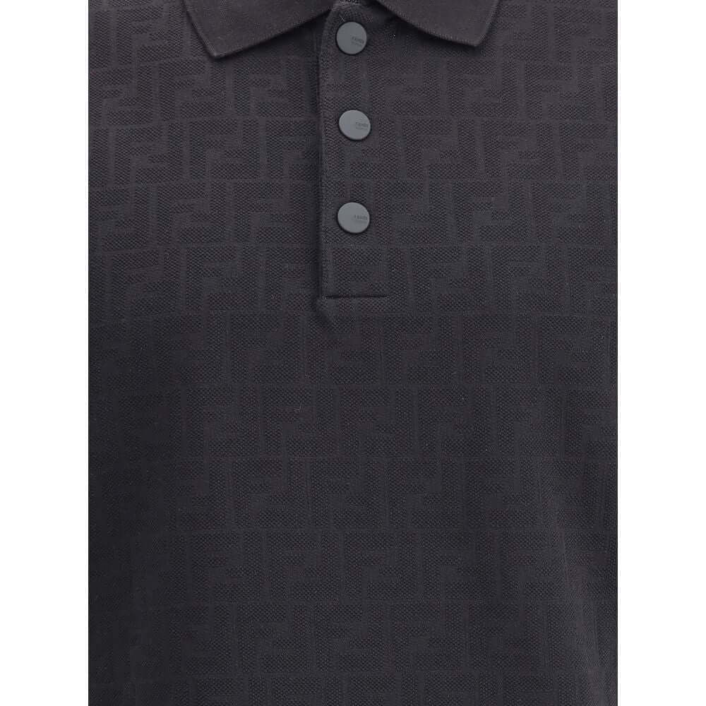 Black Cotton Polo ShirtFendi’s cotton polo Shirt is a distinctive garment that combines elegance and brand identity. Made of soft cotton, it features a classic ribbed collar and tone-on-tone buttons on the front. The all-over repeated FF jacquard print gi