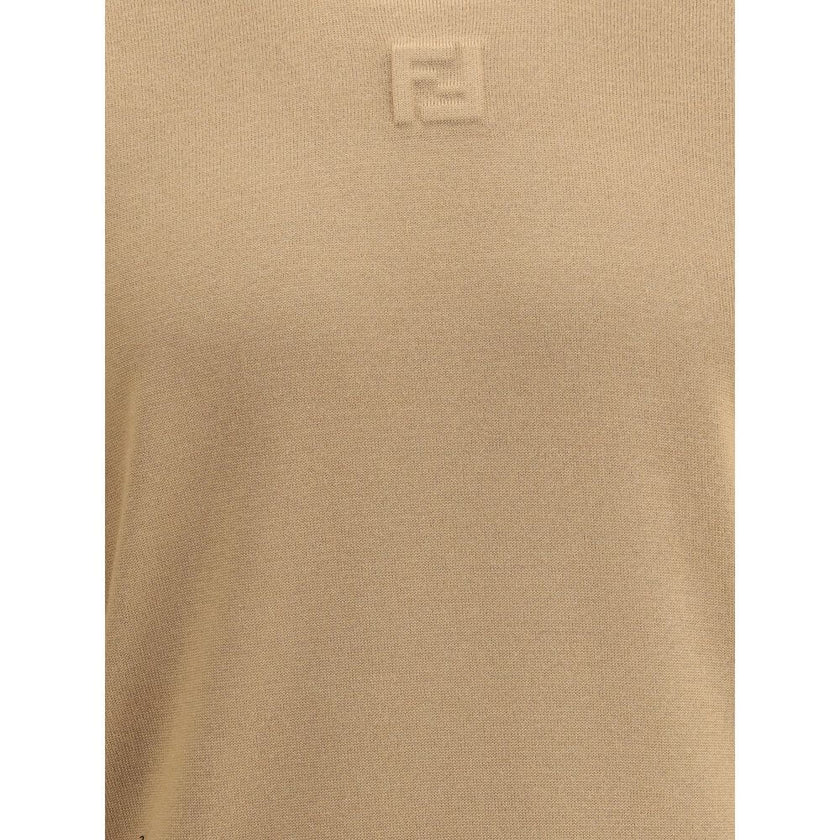 Beige Fleece Wool SweatshirtFendi’s Wool Sweater is a classic and refined piece, crafted with ribbed detailing on the crew neck, hem and cuffs for a comfortable and curated fit. The brand’s iconic logo, stitched tone-on-tone on the front, adds an understa