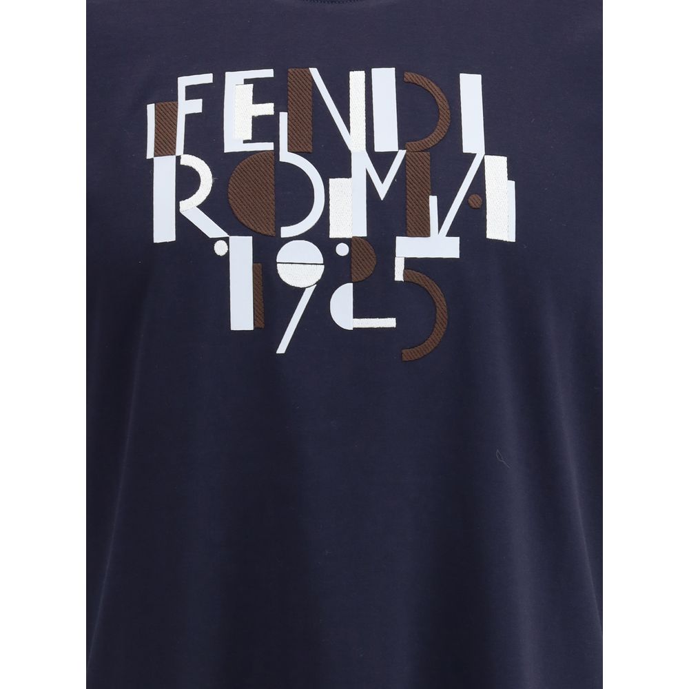 Blue Cotton T-ShirtFendi’s logo T-Shirt is an essential garment with a strong character. Made of soft cotton, it features a ribbed crew neck and a contrasting Fendi print on the front, giving the design a distinctive and iconic touch. Perfect for a casual