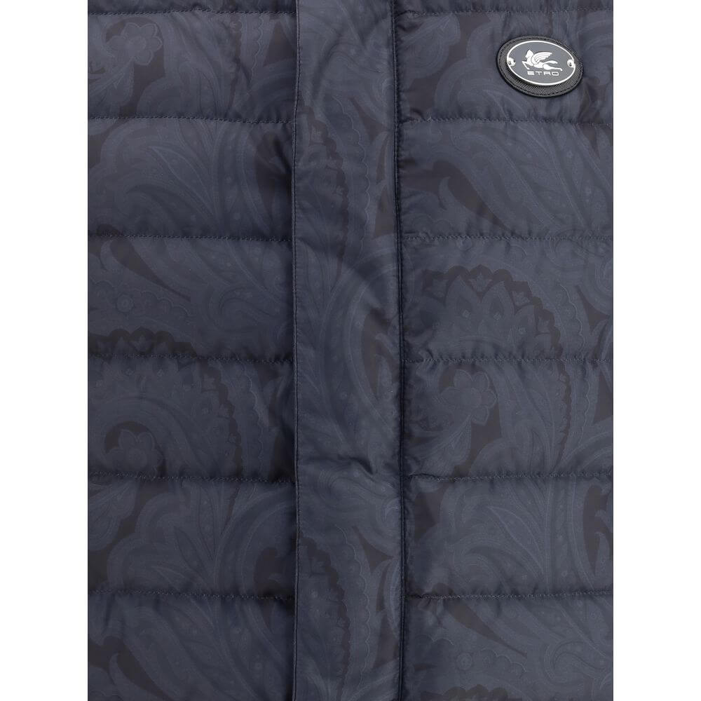 Blue Polyester Sleveless JacketEtro’s Down Vest is a refined-inspired garment enhanced by a tone-on-tone floral print that enhances its elegance. Featuring a high collar and concealed front button closure, it has practical side pockets and an adjustable d