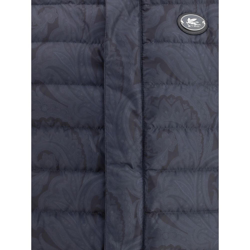 Blue Polyester Sleveless JacketEtro’s Down Vest is a refined-inspired garment enhanced by a tone-on-tone floral print that enhances its elegance. Featuring a high collar and concealed front button closure, it has practical side pockets and an adjustable d