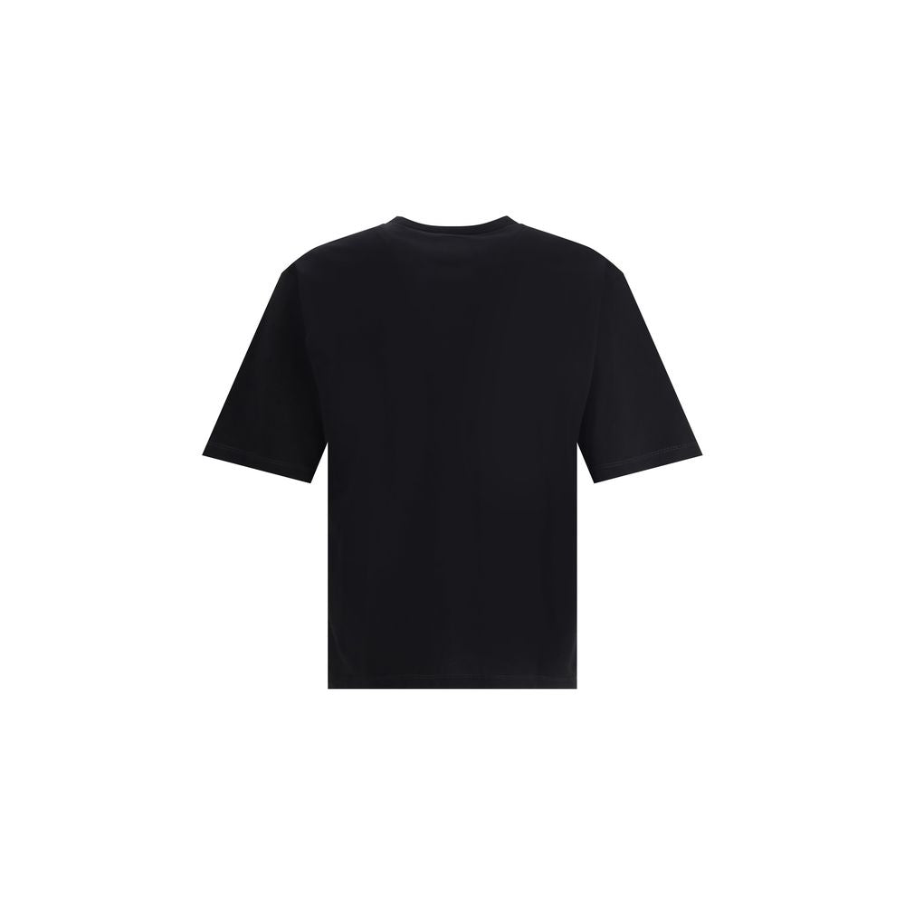 Black Cotton T-ShirtDsquared2’s cotton T-Shirt is an essential garment with an urban, contemporary style. Made from soft cotton, it features a ribbed crew neck for comfort and durability. Printed on the front is the brand’s iconic contrasting monogram, a