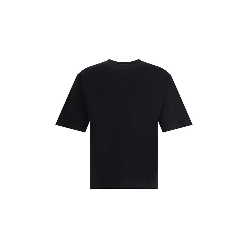 Black Cotton T-ShirtDsquared2’s cotton T-Shirt is an essential garment with an urban, contemporary style. Made from soft cotton, it features a ribbed crew neck for comfort and durability. Printed on the front is the brand’s iconic contrasting monogram, a