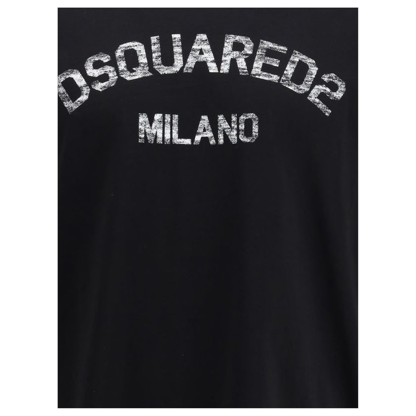 Black Cotton T-ShirtDsquared2’s cotton T-Shirt is an essential garment with an urban, contemporary style. Made from soft cotton, it features a ribbed crew neck for comfort and durability. Printed on the front is the brand’s iconic contrasting monogram, a