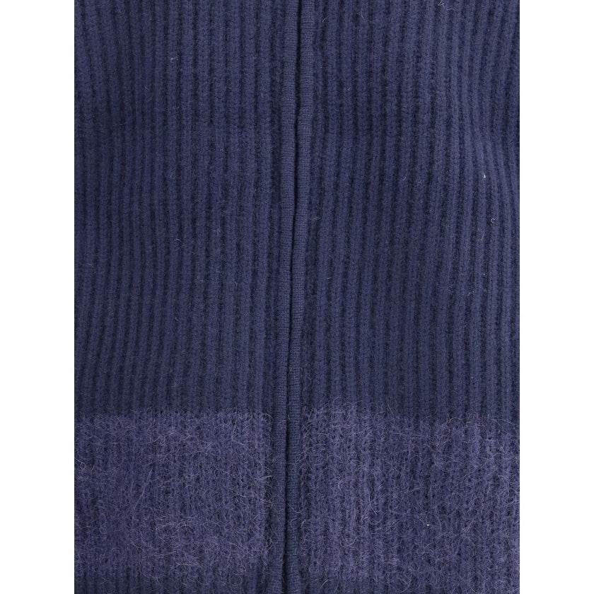 Blue Wool CardiganDsquared2’s zip Cardigan combines comfort and style with a sporty, refined design. Crafted in ribbed knit, it features a double-slider front zipper closure, high collar and two zipper pockets. The mohair band adds a distinctive, textured