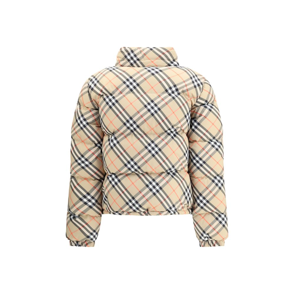 Beige Polyester CoatBurberry’s Check Down Jacket reinterprets an iconic brand feature with a functional and contemporary approach. Made in the unmistakable Burberry Check pattern, it features a regular fit and a double-slider zipper closure. The model fea