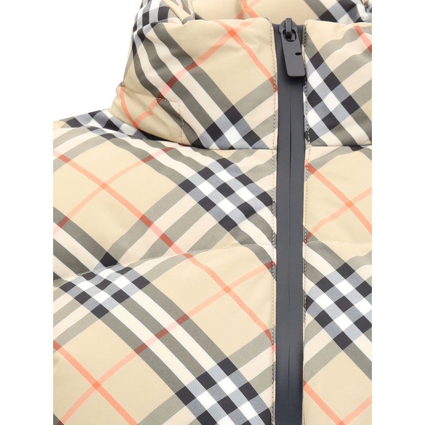 Beige Polyester CoatBurberry’s Check Down Jacket reinterprets an iconic brand feature with a functional and contemporary approach. Made in the unmistakable Burberry Check pattern, it features a regular fit and a double-slider zipper closure. The model fea