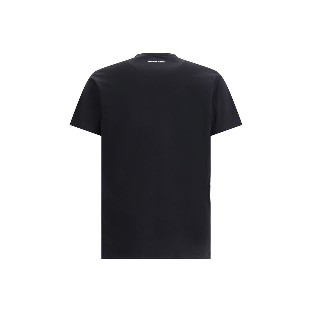 Black Cotton T-ShirtCotton T-Shirt by Dsquared2 features a ribbed crew neck for optimal comfort. Features a maxi print on the front and the iconic contrasting monogram on the back panel for a modern and distinctive look. Perfect for adding personality to