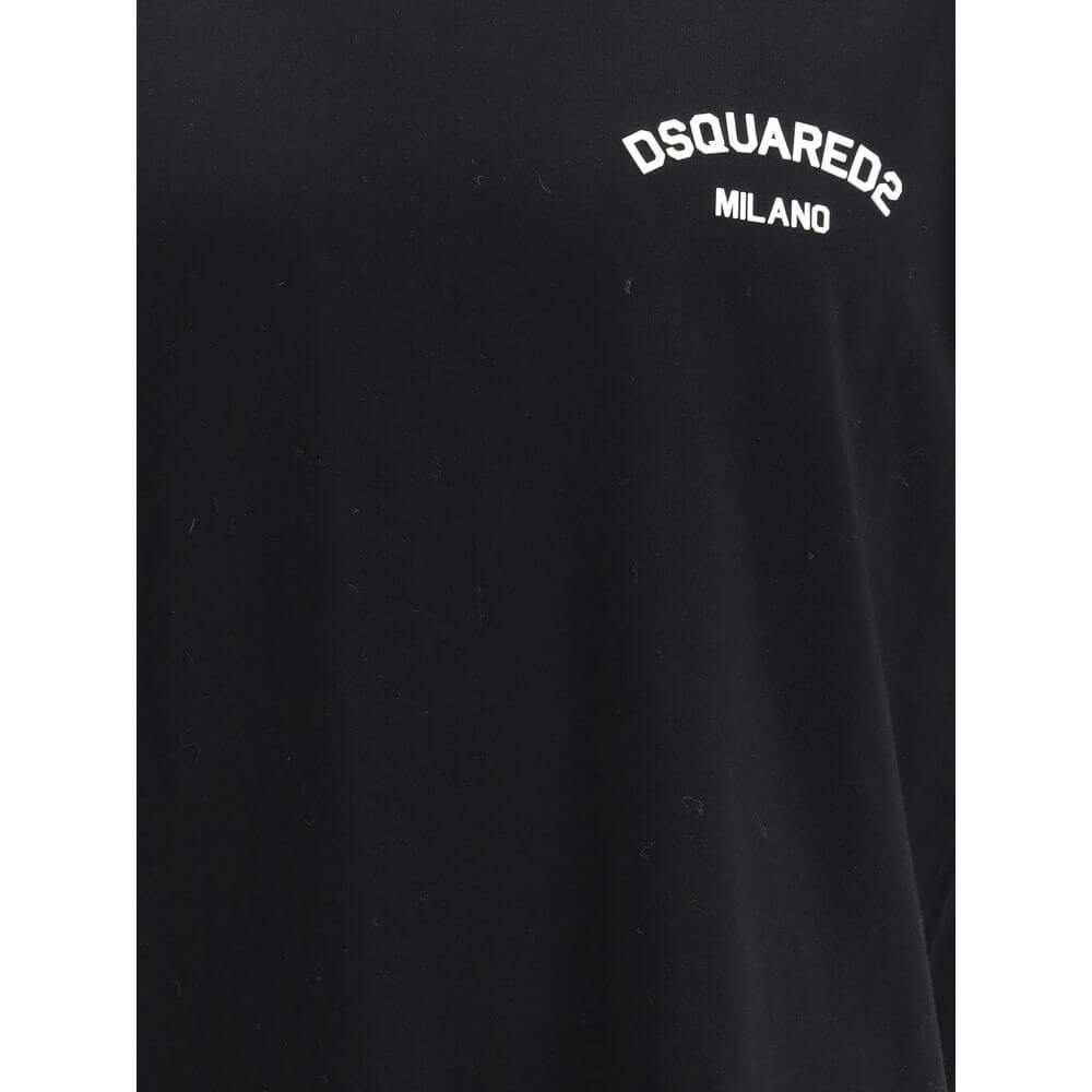 Black Cotton T-ShirtDsquared2’s cotton T-Shirt is an essential garment with an urban, contemporary style. Made from soft cotton, it features a ribbed crew neck for comfort and durability. Printed on the front is the brand’s iconic contrasting monogram, a