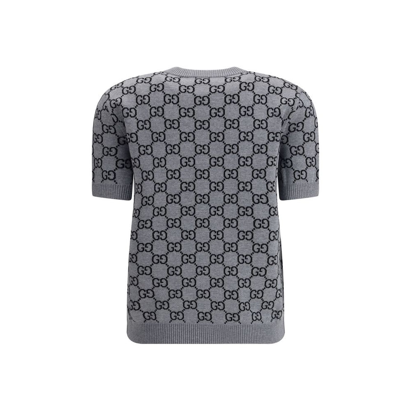 Gray Wool SweatshirtGucci’s short-sleeve Sweater is a retro-inspired piece that celebrates the house’s iconic aesthetic. Crafted in the unmistakable GG Supreme pattern, it features a ribbed crew neck and ribbed trim at the hem as well, defining the line w