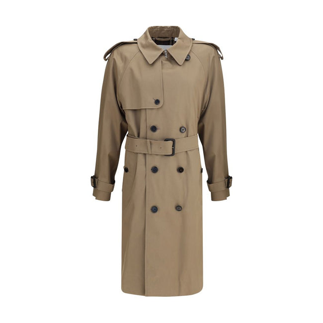 Beige Cotton Trench CoatBurberry’s long cotton gabardine Trench Coat combines tradition and modernity in an iconic garment. Raglan sleeves soften the shoulders, while buttoned welt pockets recall archival designs. Featuring a relaxed fit, it features a do