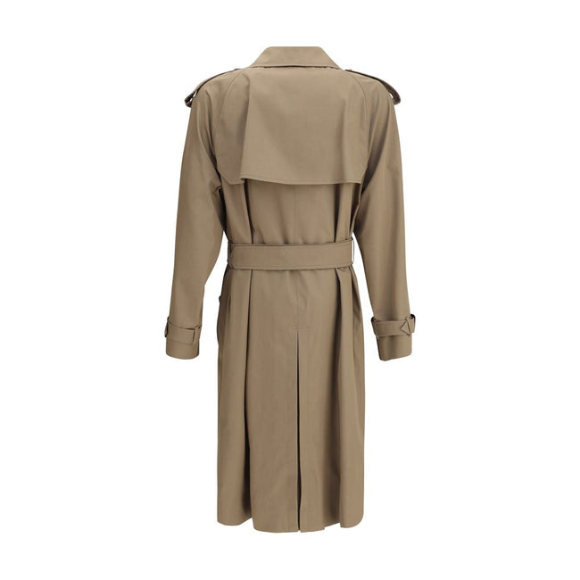Beige Cotton Trench CoatBurberry’s long cotton gabardine Trench Coat combines tradition and modernity in an iconic garment. Raglan sleeves soften the shoulders, while buttoned welt pockets recall archival designs. Featuring a relaxed fit, it features a do