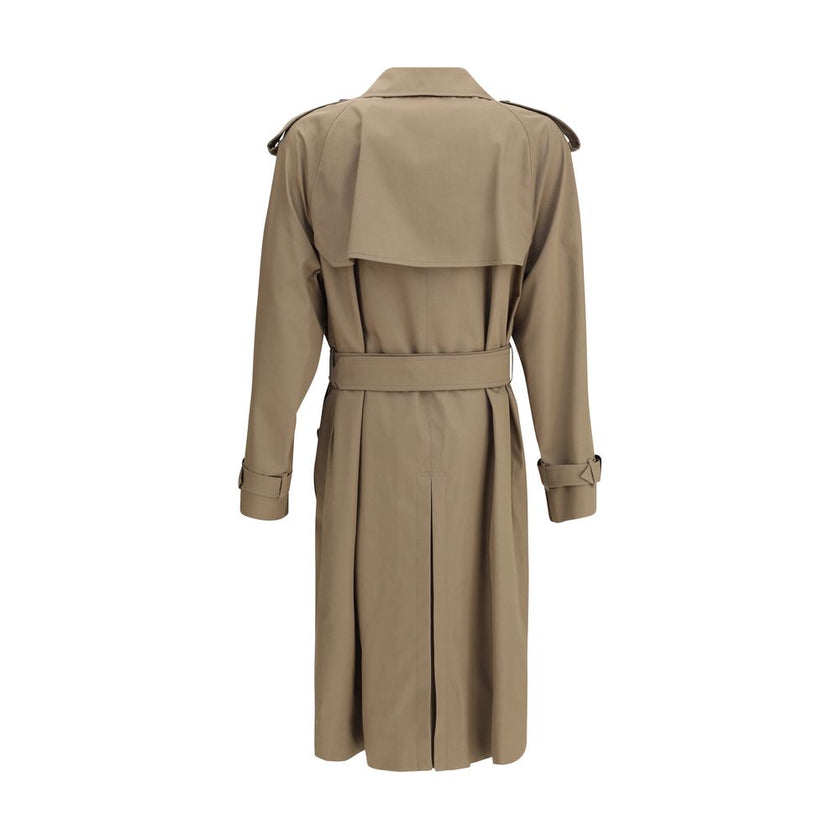 Beige Cotton Trench CoatBurberry’s long cotton gabardine Trench Coat combines tradition and modernity in an iconic garment. Raglan sleeves soften the shoulders, while buttoned welt pockets recall archival designs. Featuring a relaxed fit, it features a do
