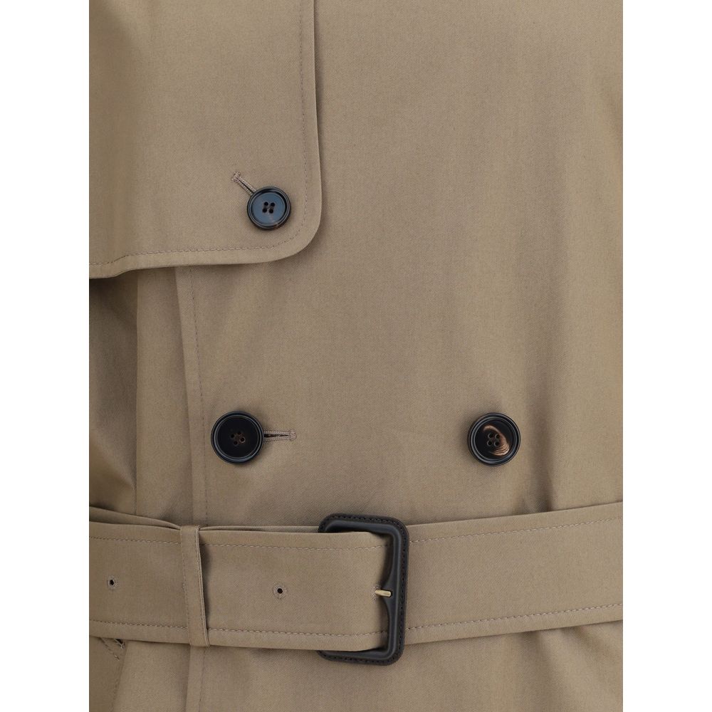 Beige Cotton Trench CoatBurberry’s long cotton gabardine Trench Coat combines tradition and modernity in an iconic garment. Raglan sleeves soften the shoulders, while buttoned welt pockets recall archival designs. Featuring a relaxed fit, it features a do