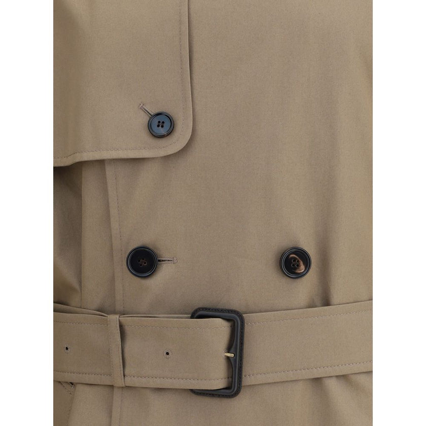 Beige Cotton Trench CoatBurberry’s long cotton gabardine Trench Coat combines tradition and modernity in an iconic garment. Raglan sleeves soften the shoulders, while buttoned welt pockets recall archival designs. Featuring a relaxed fit, it features a do