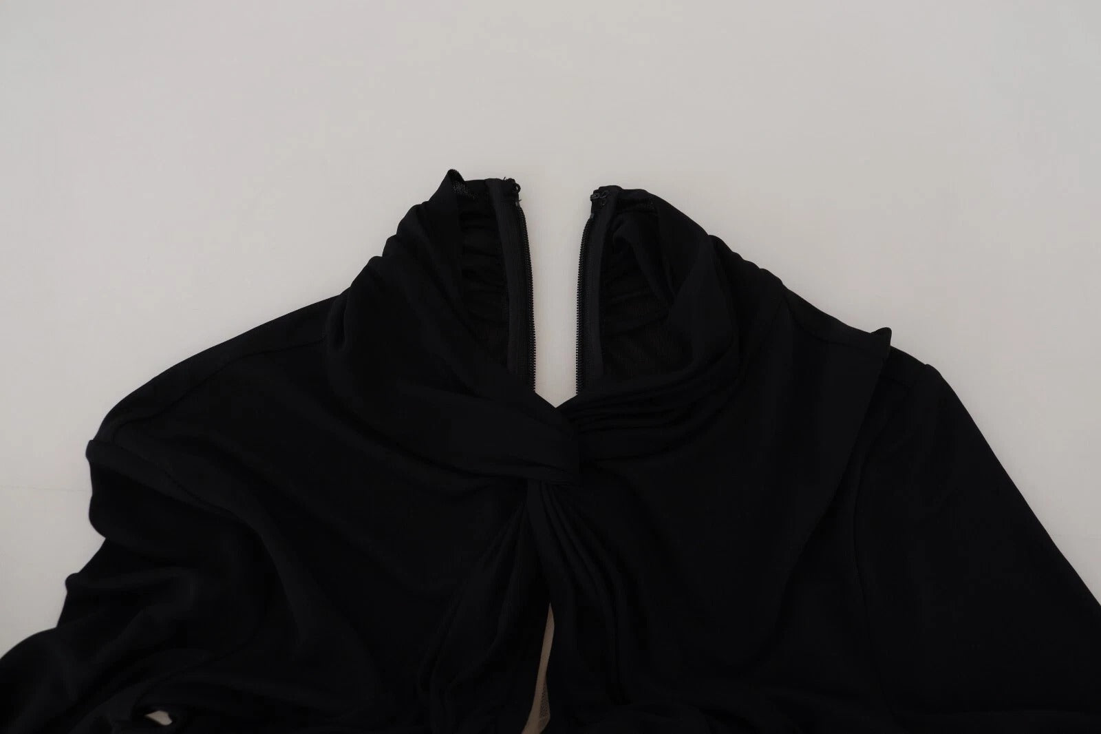 Robe courte noire en viscose à manches longues et découpes