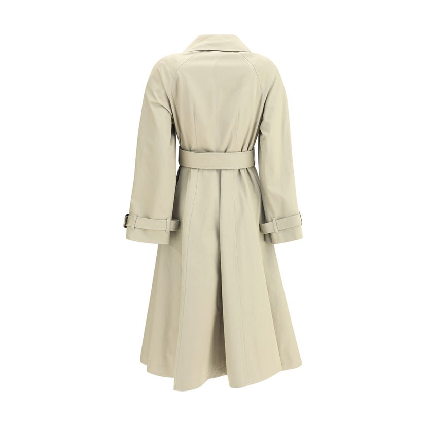 Beige Cotton CoatBurberry’s Ellingham fit-and-flare long gabardine Trench Coat reinterprets an icon of the British wardrobe with a touch of femininity and structure. Featuring a flared silhouette and a single-breasted button closure, it has a figure-flatt