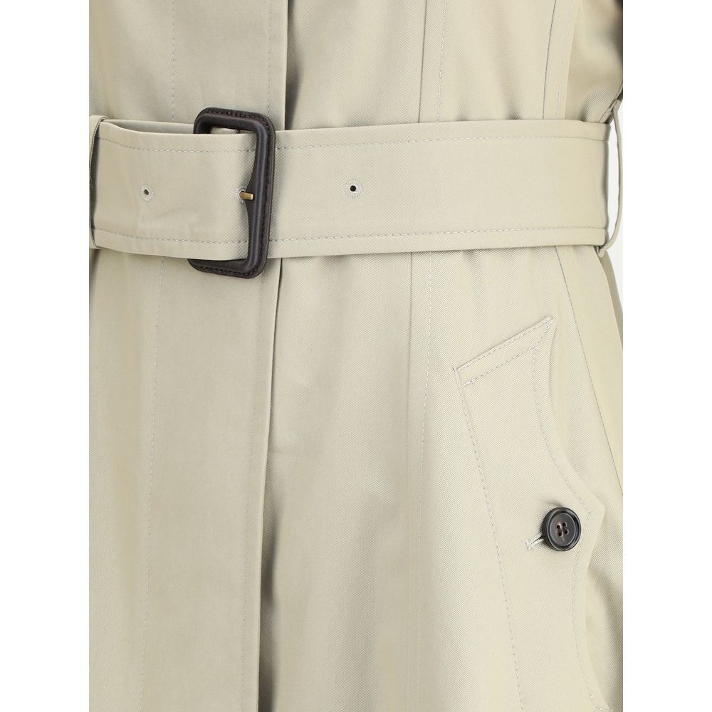 Beige Cotton CoatBurberry’s Ellingham fit-and-flare long gabardine Trench Coat reinterprets an icon of the British wardrobe with a touch of femininity and structure. Featuring a flared silhouette and a single-breasted button closure, it has a figure-flatt