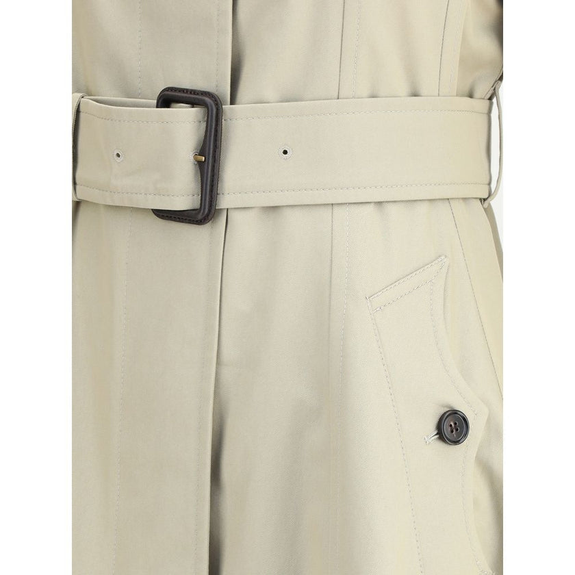 Beige Cotton CoatBurberry’s Ellingham fit-and-flare long gabardine Trench Coat reinterprets an icon of the British wardrobe with a touch of femininity and structure. Featuring a flared silhouette and a single-breasted button closure, it has a figure-flatt