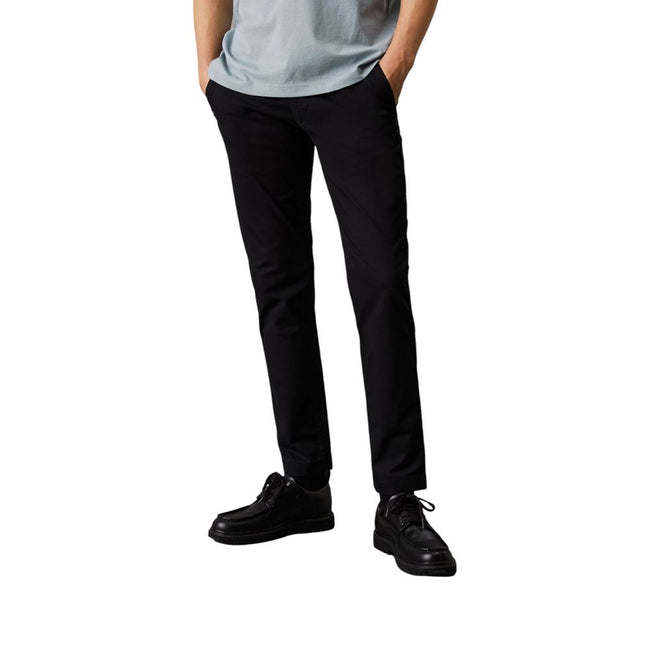 Black Recycled Cotton PantDiscover the TAPERED CHINO J30J326847 pants by Calvin Klein Jeans, a perfect balance of style and comfort. Made with a composition of 97% recycled cotton and 3% elastane/lycra, these pants offer a regular fit and a soft feel agai