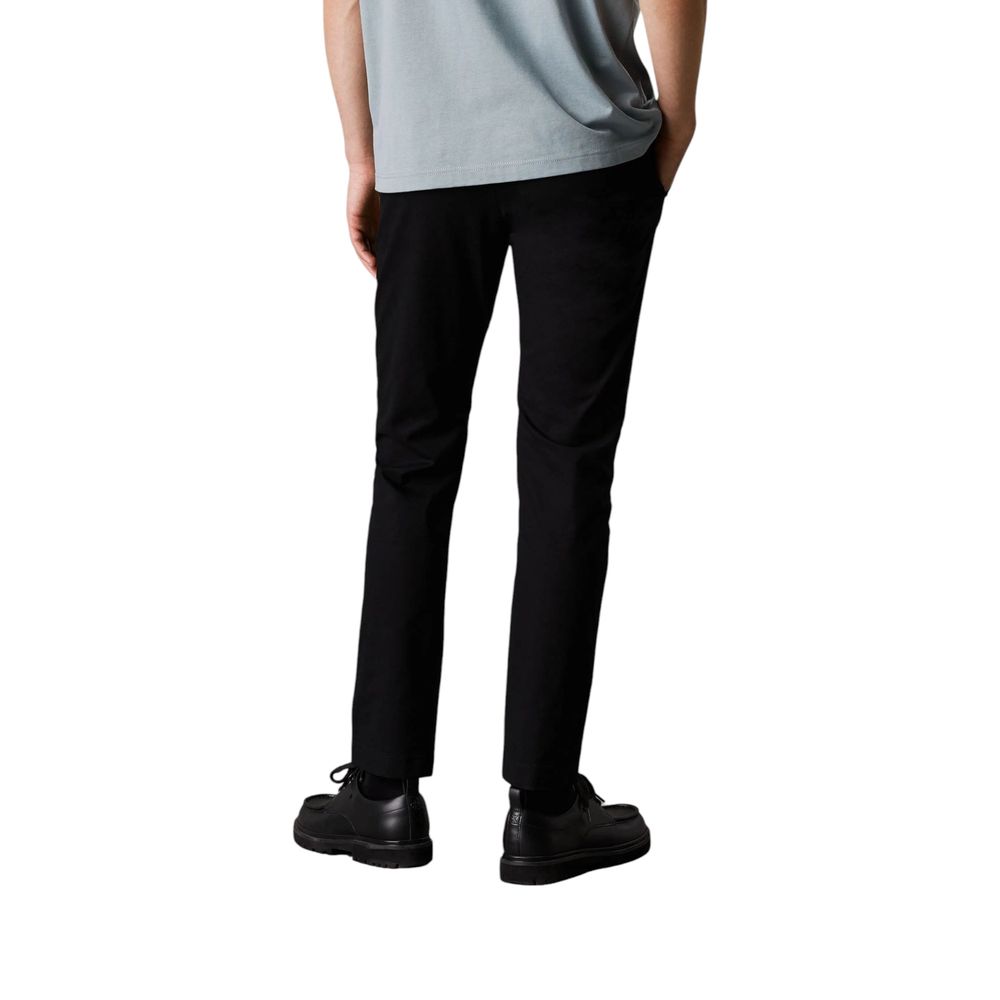 Black Recycled Cotton PantDiscover the TAPERED CHINO J30J326847 pants by Calvin Klein Jeans, a perfect balance of style and comfort. Made with a composition of 97% recycled cotton and 3% elastane/lycra, these pants offer a regular fit and a soft feel agai