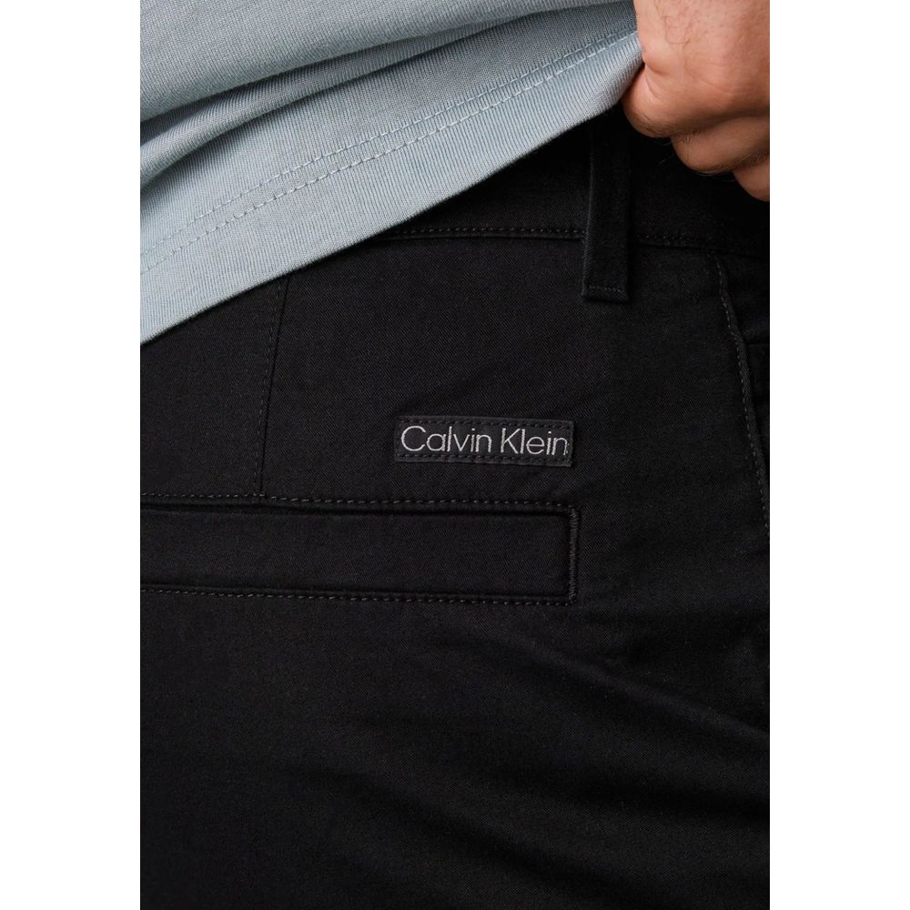 Black Recycled Cotton PantDiscover the TAPERED CHINO J30J326847 pants by Calvin Klein Jeans, a perfect balance of style and comfort. Made with a composition of 97% recycled cotton and 3% elastane/lycra, these pants offer a regular fit and a soft feel agai