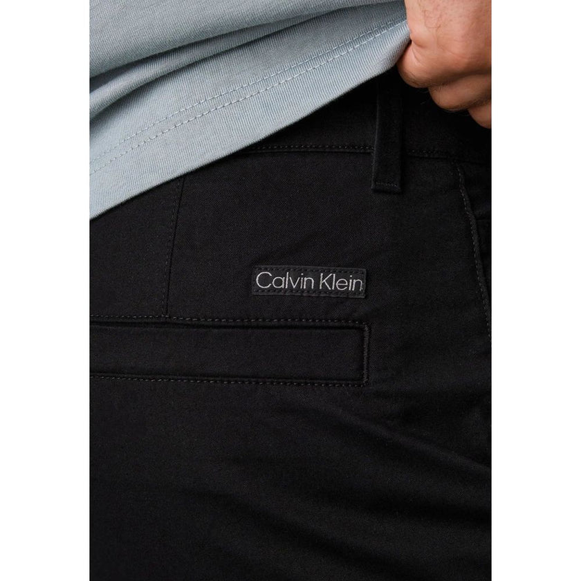 Black Recycled Cotton PantDiscover the TAPERED CHINO J30J326847 pants by Calvin Klein Jeans, a perfect balance of style and comfort. Made with a composition of 97% recycled cotton and 3% elastane/lycra, these pants offer a regular fit and a soft feel agai