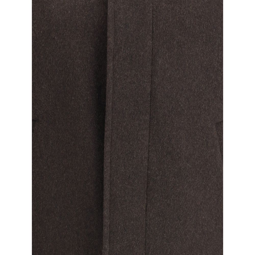 Brown Cashmere CoatBurberry’s cashmere Jacket is an elegant and refined piece, featuring a classic collar and a concealed front button closure that enhances the clean design. The short style features two welt pockets on the front, perfect for a sophistica
