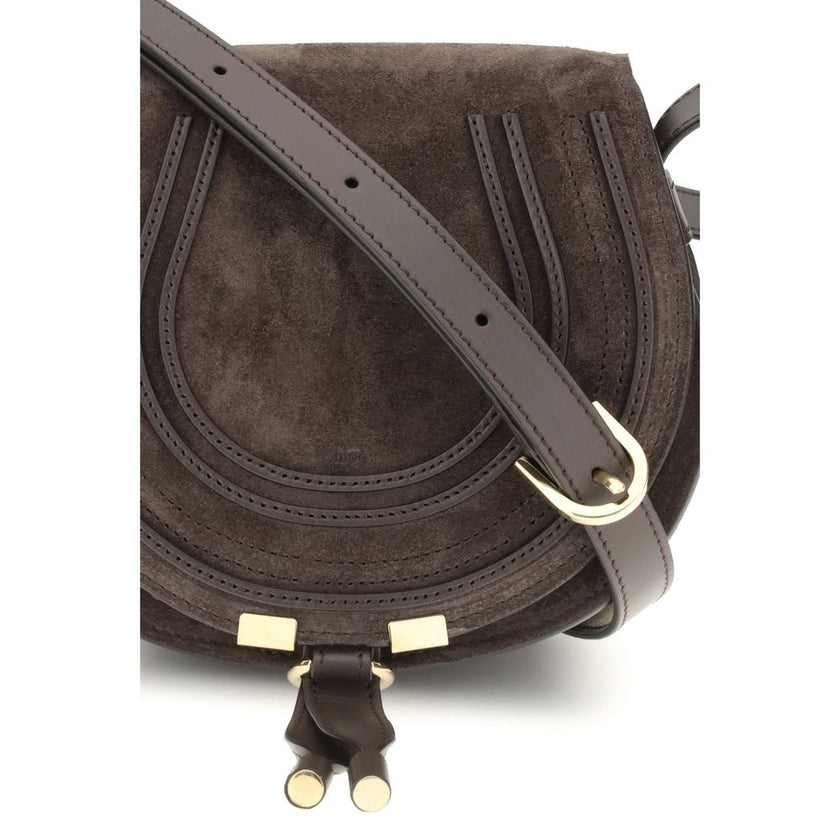 Brown Calf Leather Bos Taurus Shoulder BagChloé’s Marcie small Shoulder Bag stands out for its curved silhouette and defined top profile. The flap, embellished with leather tassels, is embellished with the iconic saddle stitching that characterizes the Ma