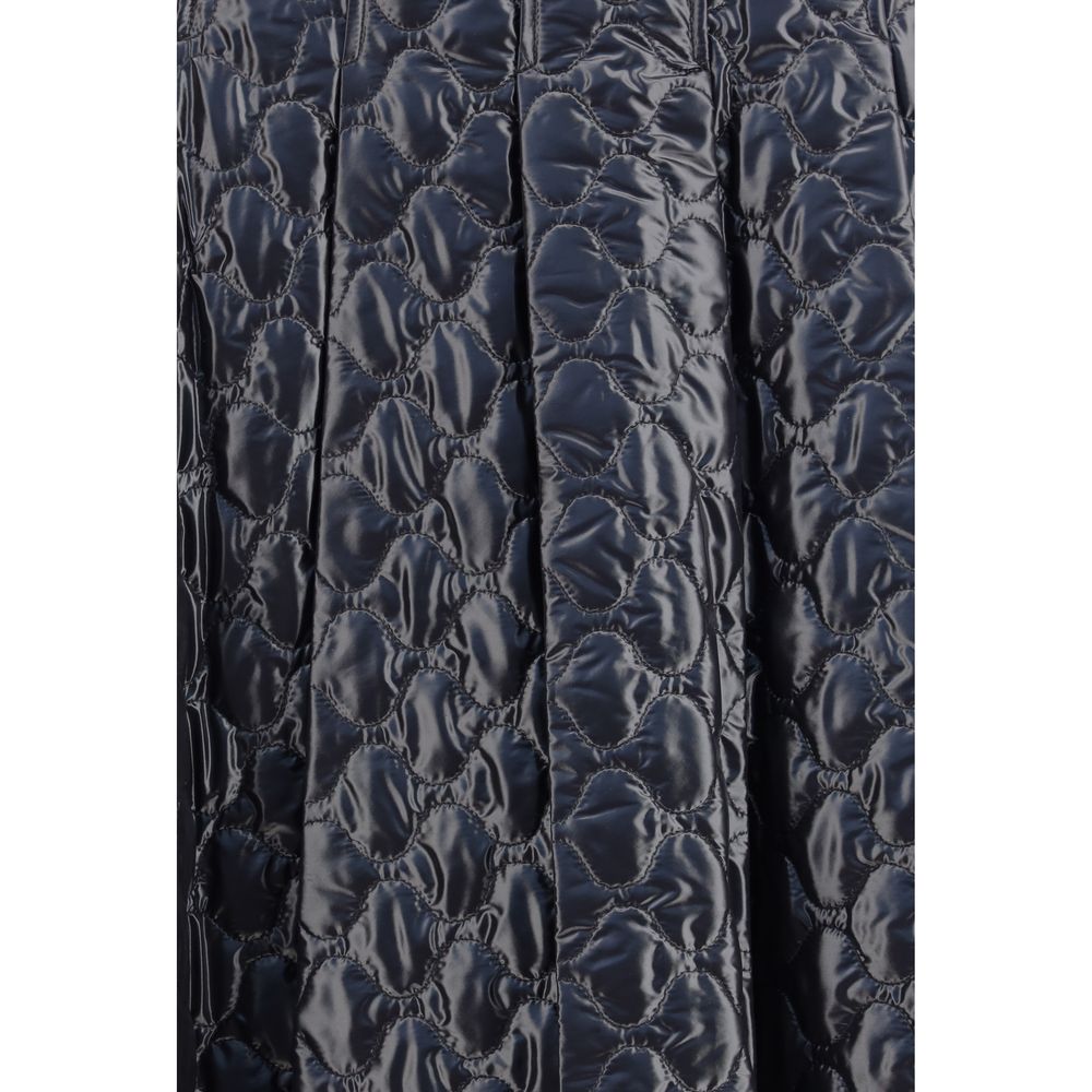 Black Polyamide Midi SkirtMoncler’s padded midi Skirt combines style and functionality in a unique design. Made of iconic laqué nylon with matching lining, it features lightweight padding for thermal comfort. Pleating lends movement and femininity, while