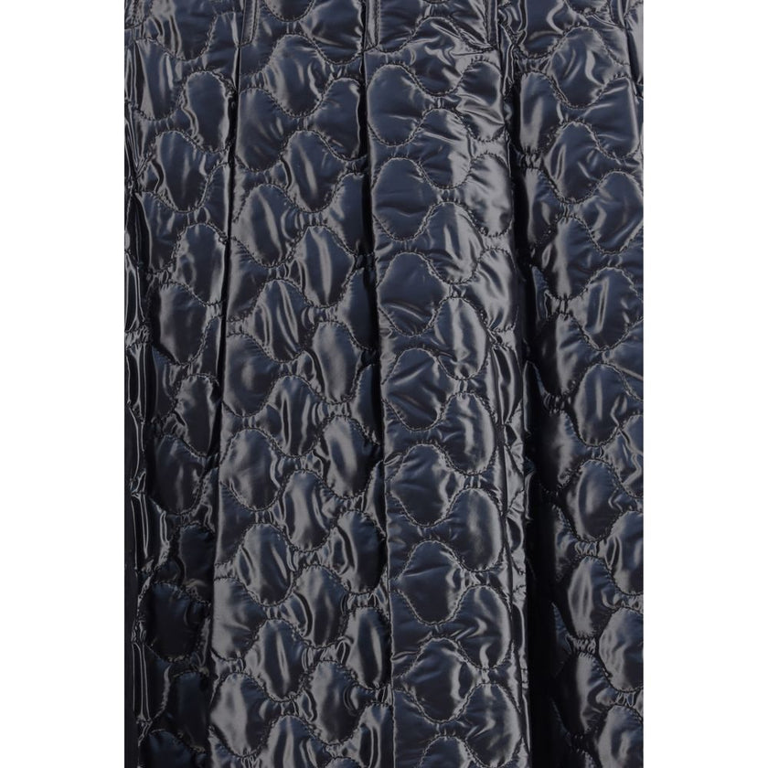 Black Polyamide Midi SkirtMoncler’s padded midi Skirt combines style and functionality in a unique design. Made of iconic laqué nylon with matching lining, it features lightweight padding for thermal comfort. Pleating lends movement and femininity, while