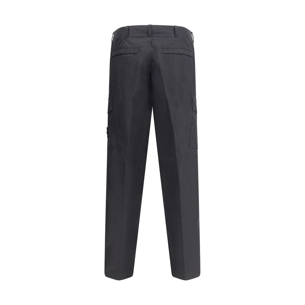 Compass logo cargo PantsStone Island’s Compass logo cargo Pants combine functionality and technical style. Made of organic cotton with a poplin weave, they feature a concealed zipper and button closure, belt loops, two side welt pockets, two cargo pockets